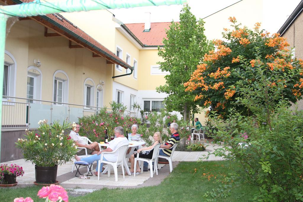Pension & Weingut Storchenblick Illmitz Esterno foto