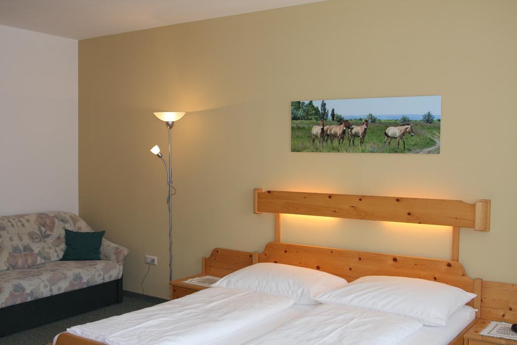 Pension & Weingut Storchenblick Illmitz Esterno foto